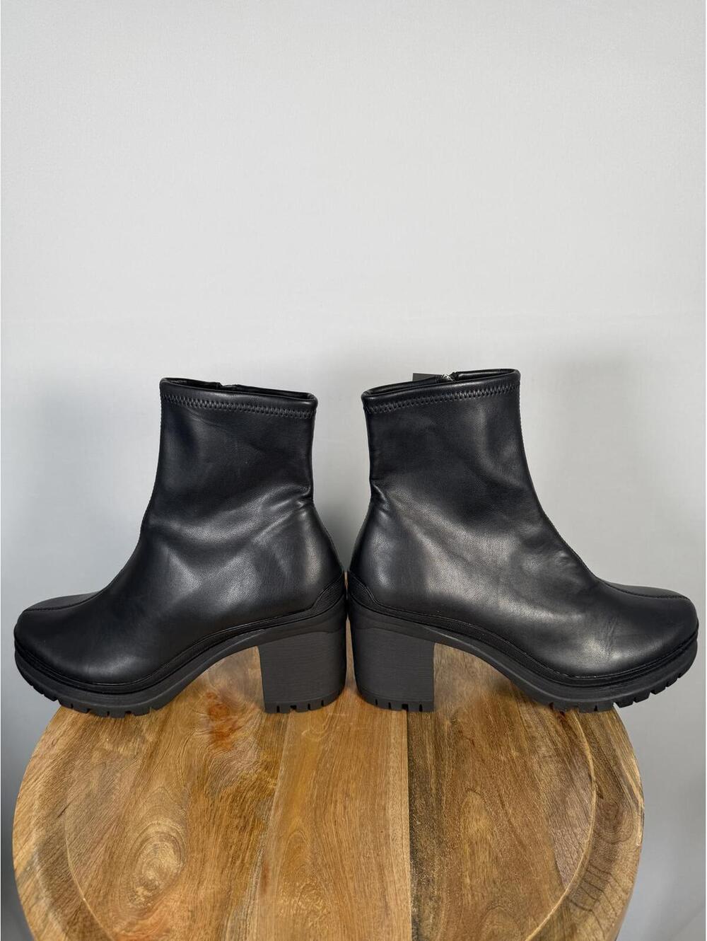 Bar III Women’s Black Leather Lug Sole Ankle Boots Size 10 - Picture 5 of 8